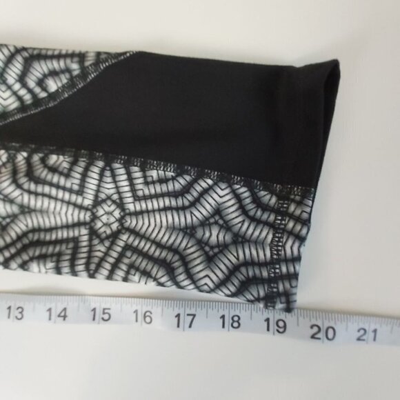 𝅺nwt Athleta Salutation Capris Black White S - Picture 11 of 13